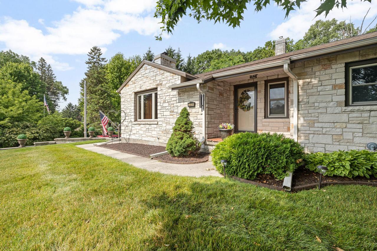 225 Kettle Moraine Dr, Slinger, WI 53086