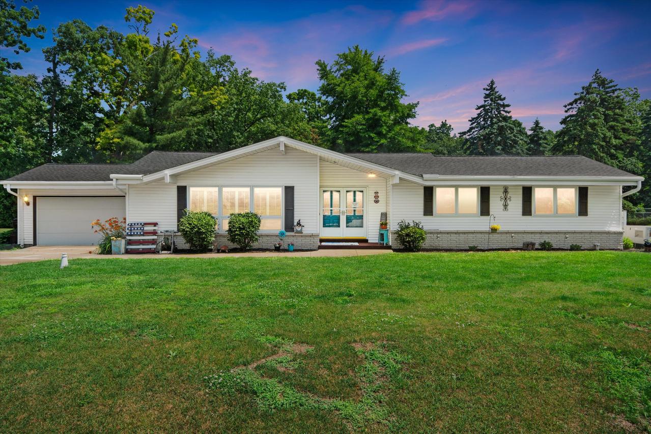 13255 W Old Oak Ct, New Berlin, WI 53151