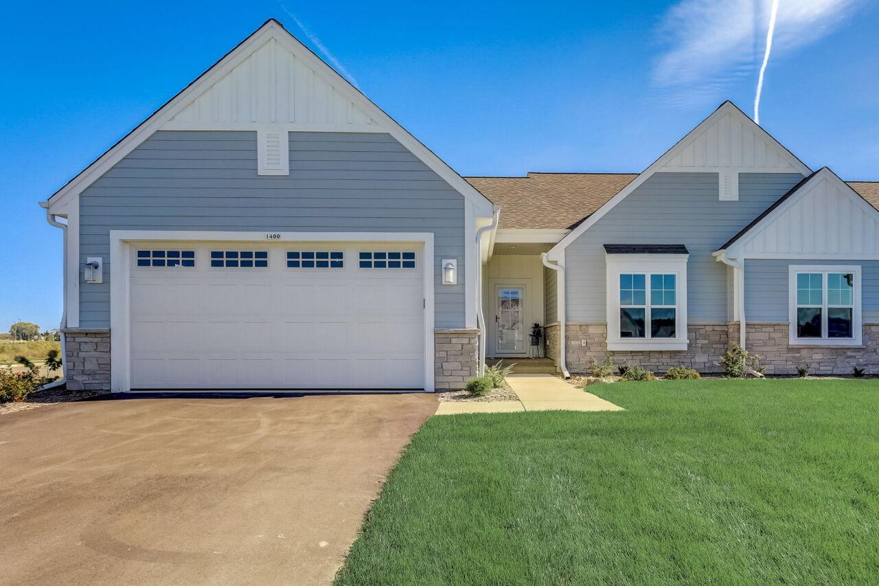 1320 Prairie Creek #2, Oconomowoc, WI 53066