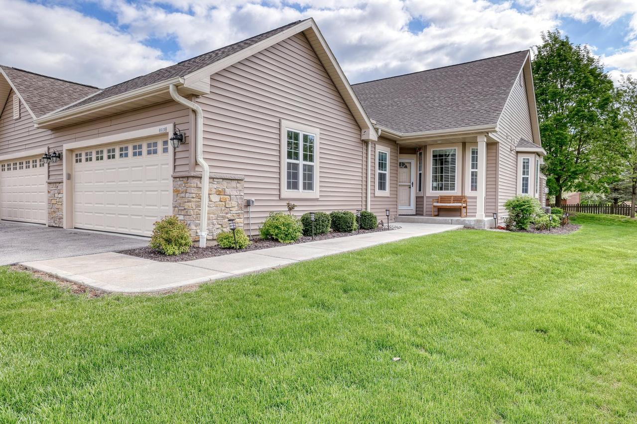 6928 S Weather Edge Cir, Lannon, WI 53046