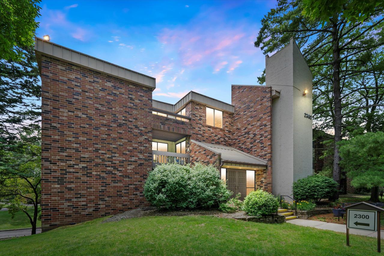 2300 W Good Hope Rd #242, Glendale, WI 53209