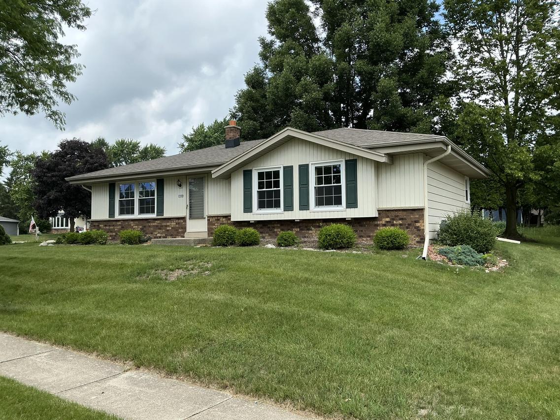 1520 Riverdale Dr, Oconomowoc, WI 53066