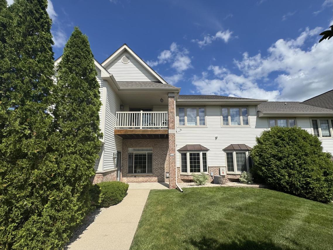 811 Cheyenne Ave #F, Grafton, WI 53024