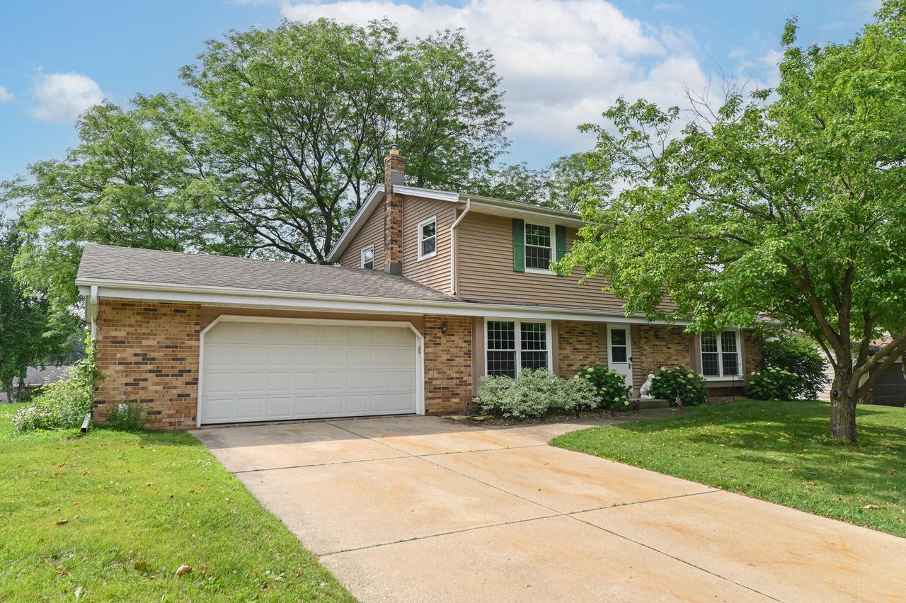 703 Cheyenne Dr, Waukesha, WI 53188