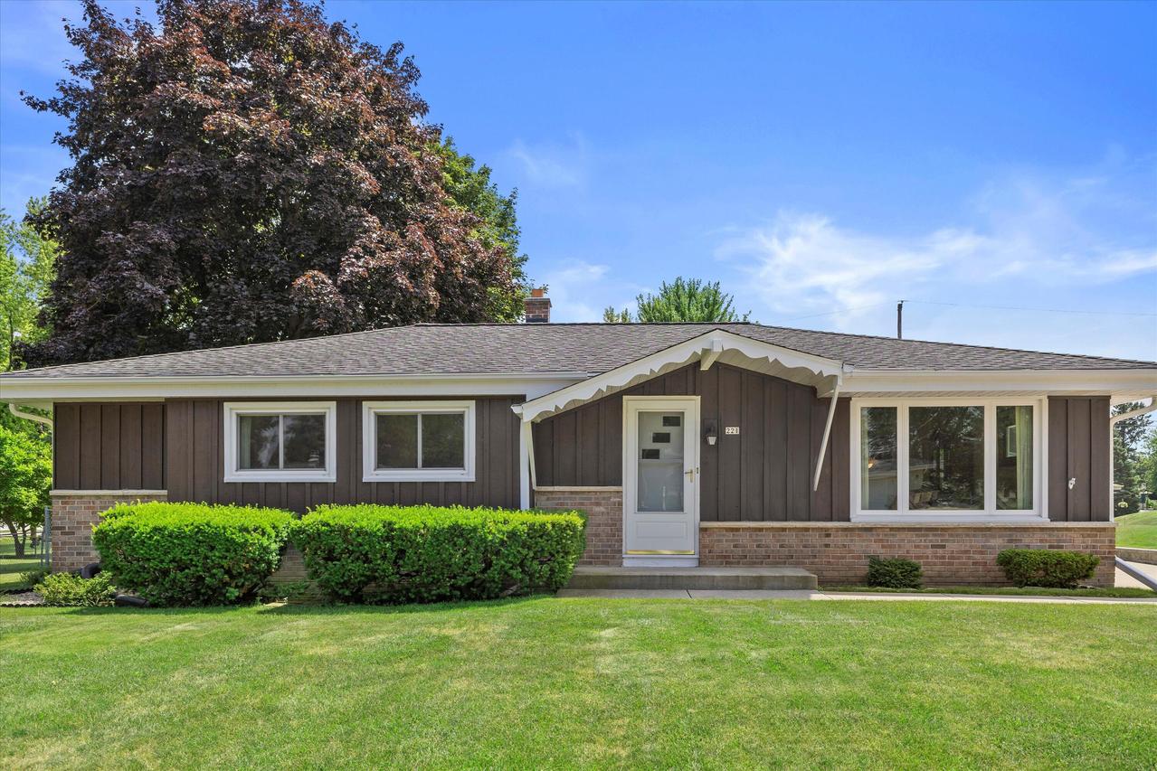 221 W Lilac Ln, Grafton, WI 53024