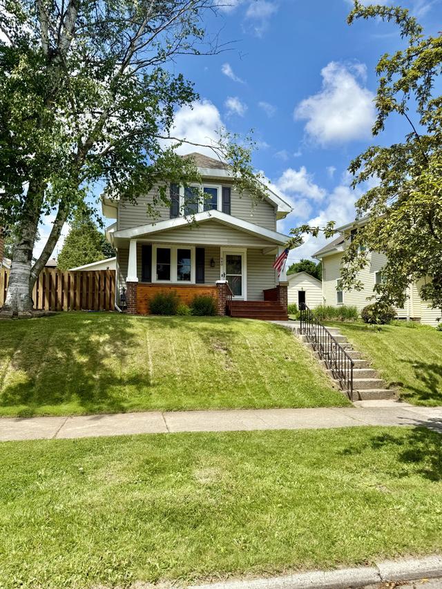 940 N 5th St, Manitowoc, WI 54220