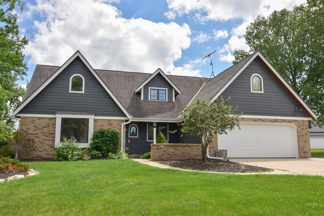 831 Oak Ridge, Hartford, WI 53027