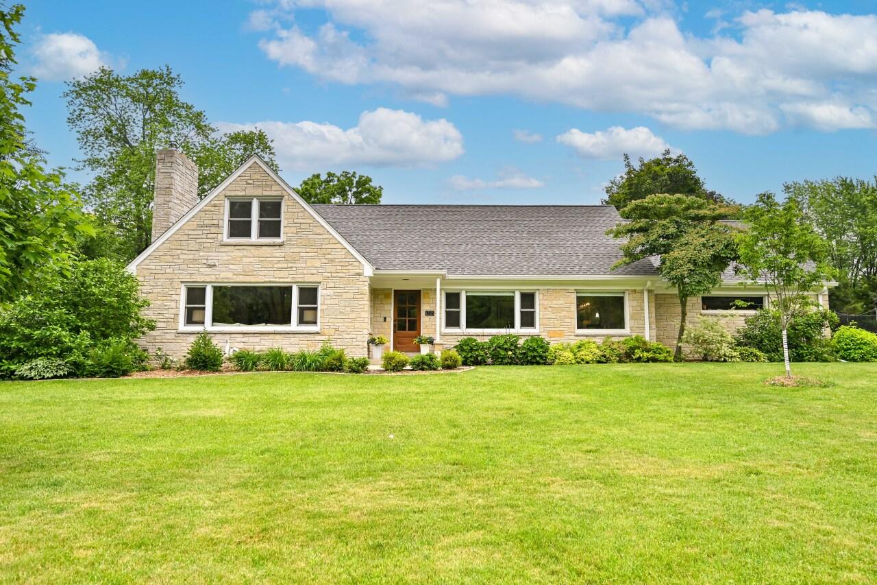 12515 Elmhurst Pkwy, Elm Grove, WI 53122