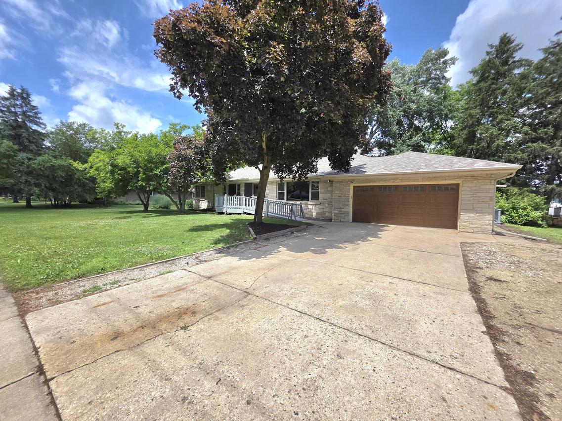 704 E Main St, Waterford, WI 53185