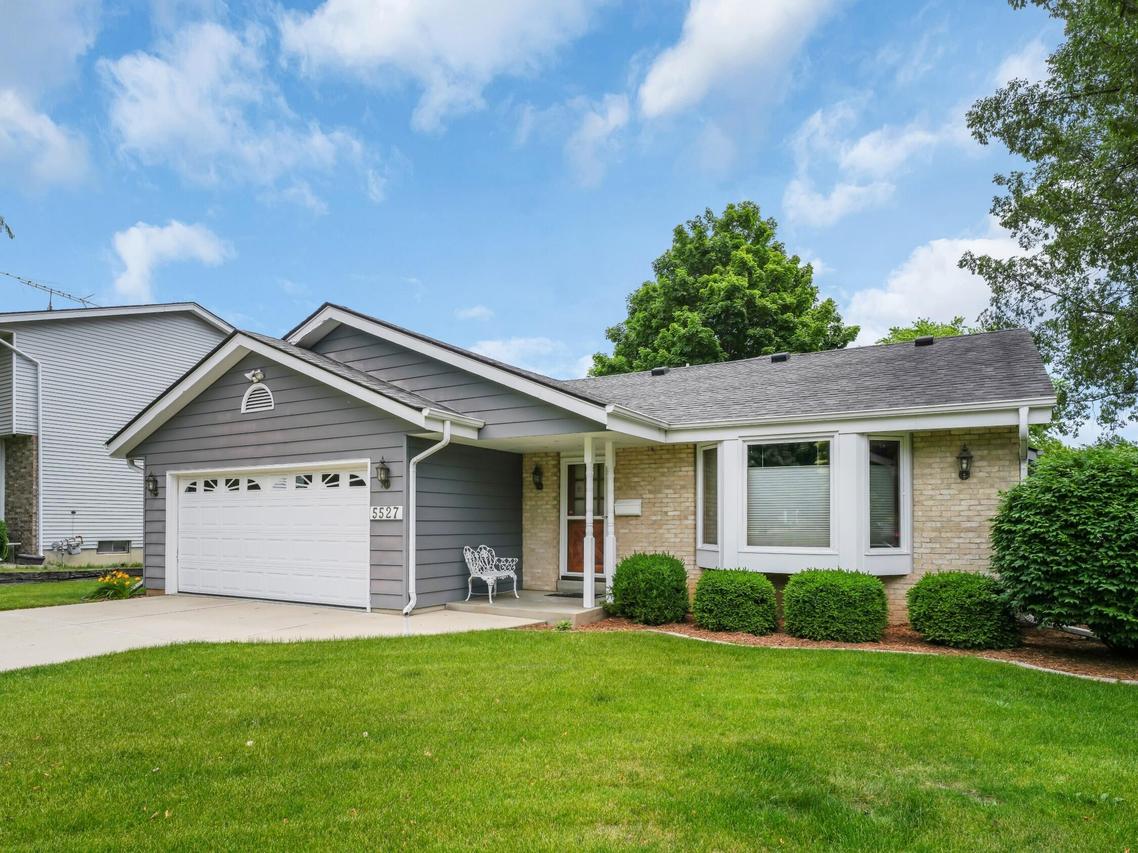 5527 Pershing Blvd, Kenosha, WI 53144