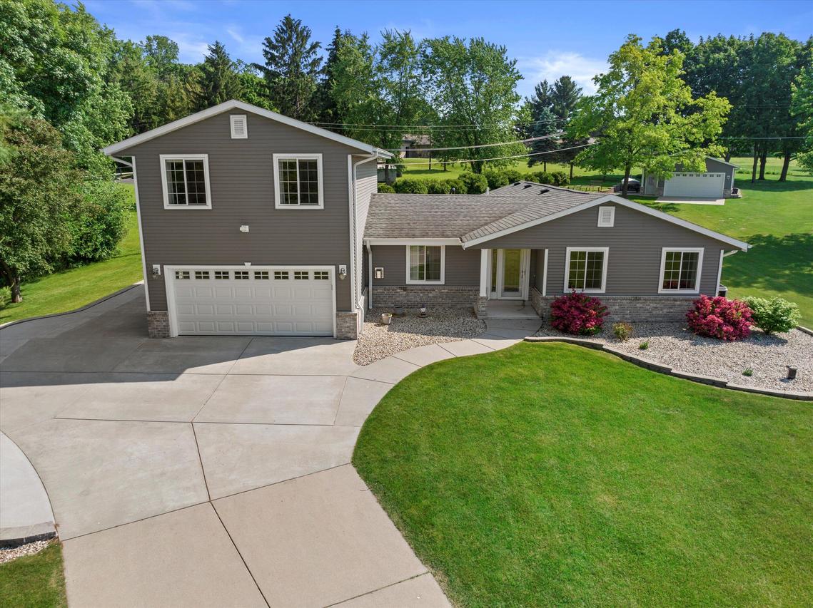 S93W23205 River Oaks Dr, Vernon, WI 53103