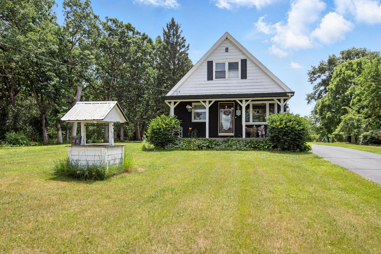 29219 98th St, Salem Lakes, WI 53179