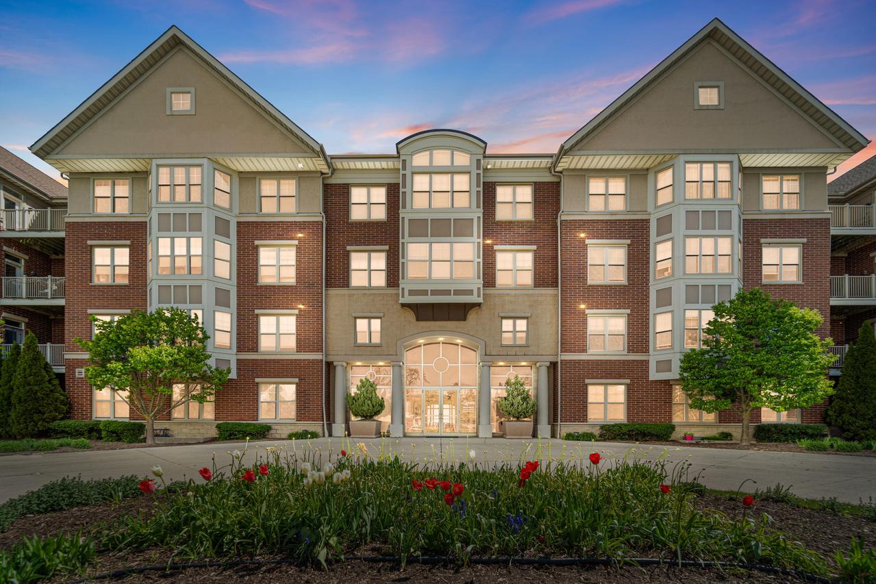 4110 S Lake Dr #333, Saint Francis, WI 53235