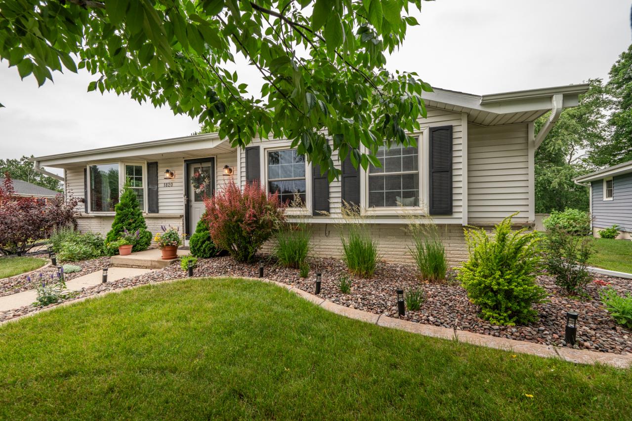 1820 Lenora Dr, West Bend, WI 53090
