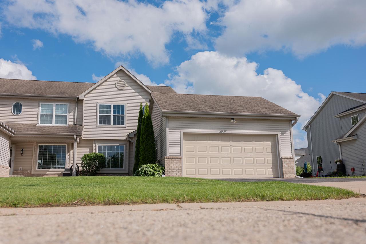 49 E Sedgemeadow St, Elkhorn, WI 53121
