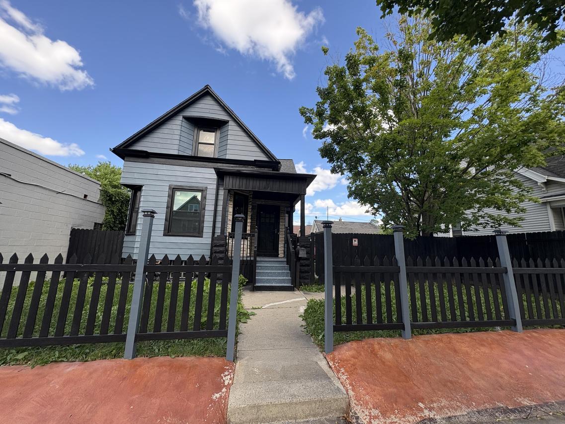 1118 S 60th St, West Allis, WI 53214