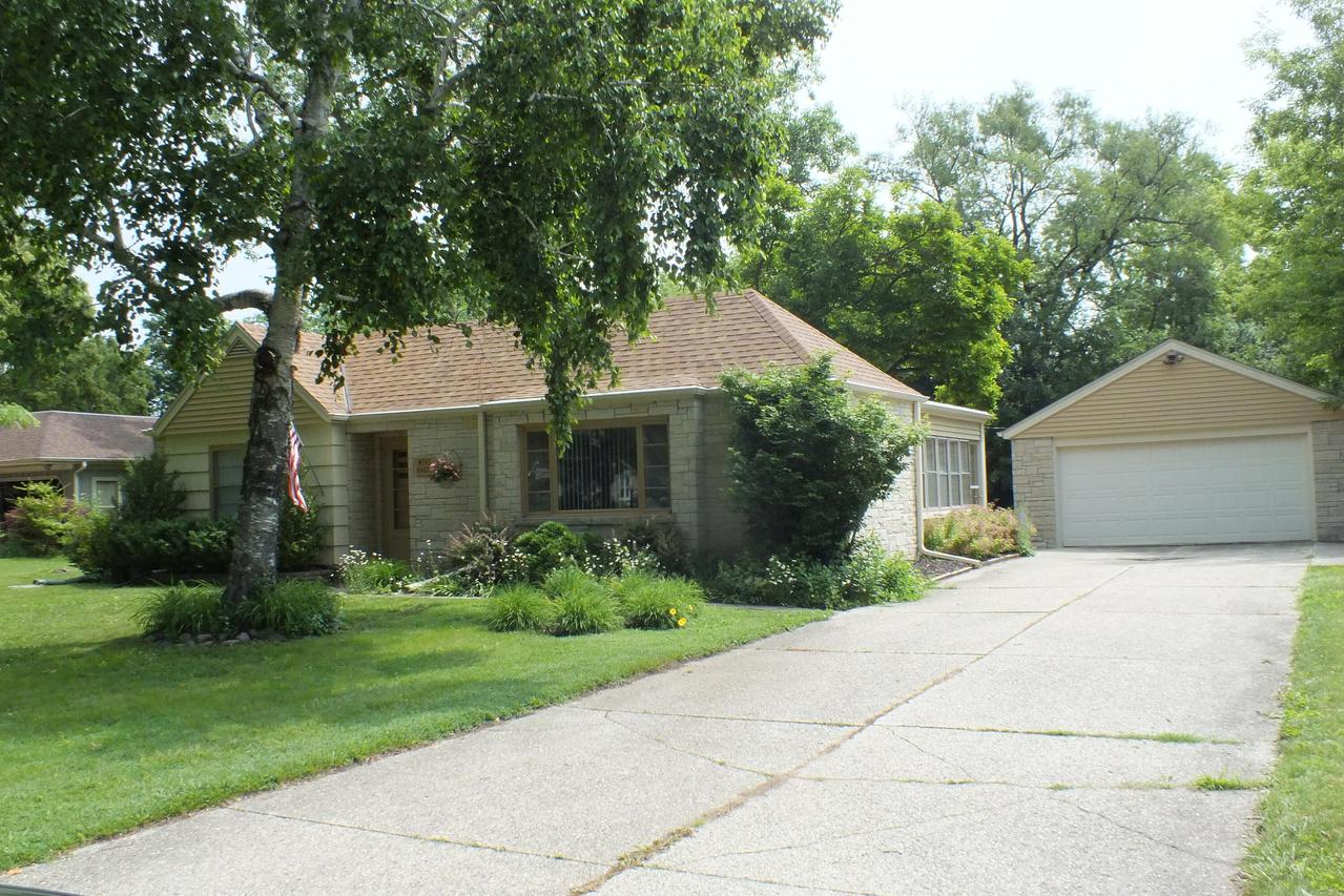 W147N4892 Dolphin Dr, Menomonee Falls, WI 53051