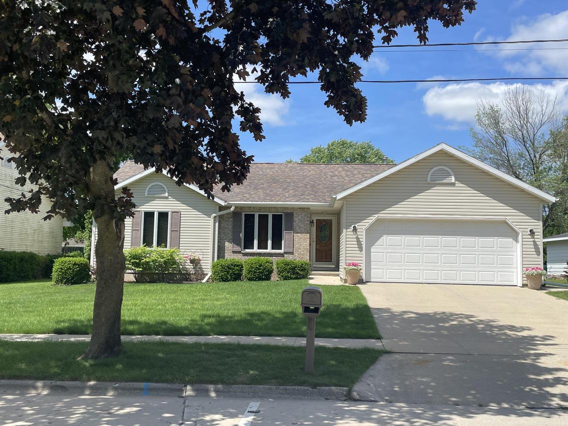 4016 Lancer Cir, Manitowoc, WI 54220