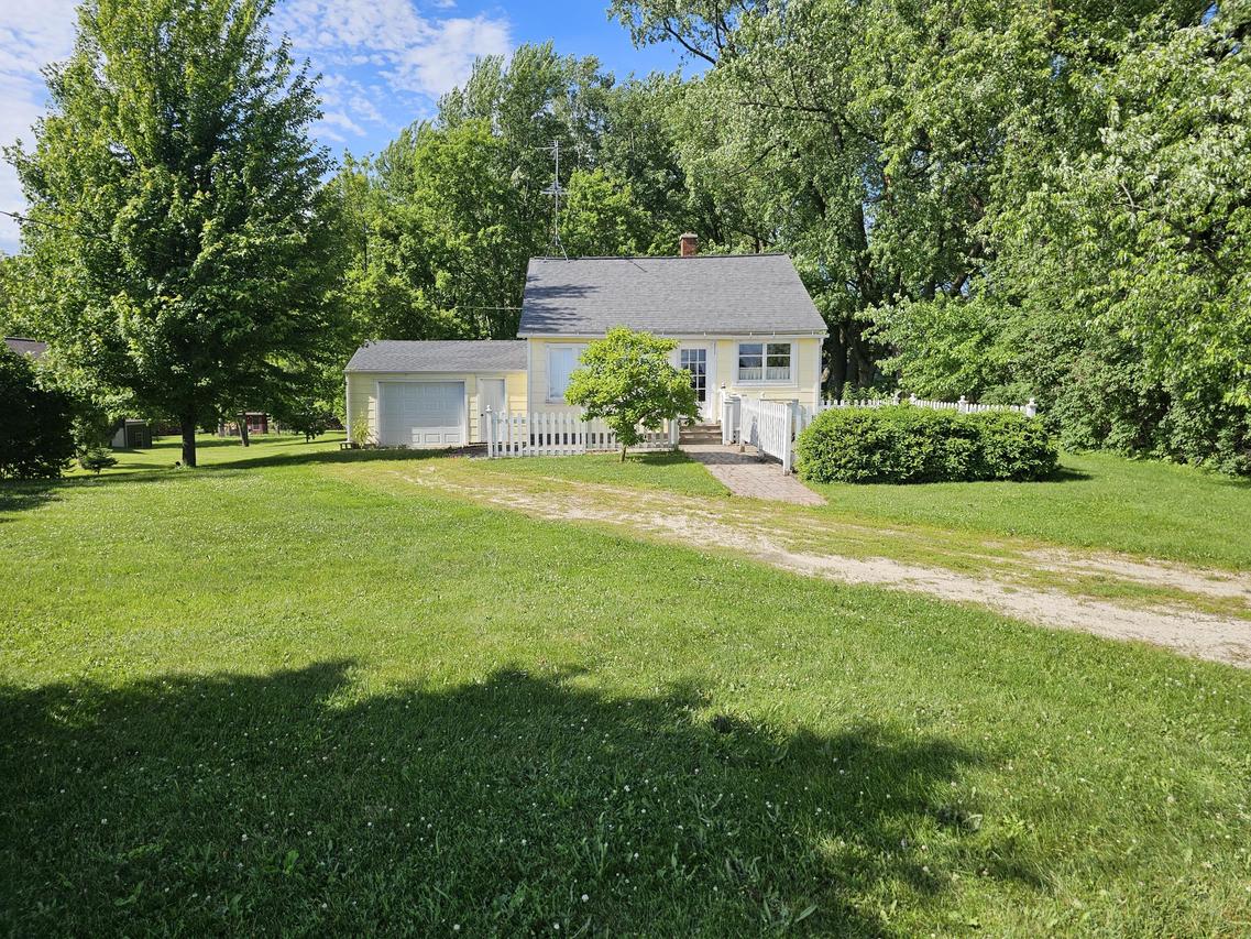 8906 North Ave, Centerville, WI 53015