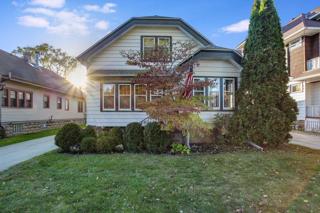 2237 N 65th St, Wauwatosa, WI 53213