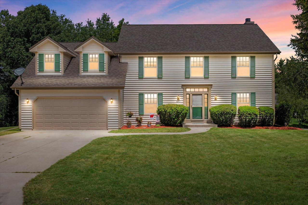 645 Kahen Ct, Hartland, WI 53029
