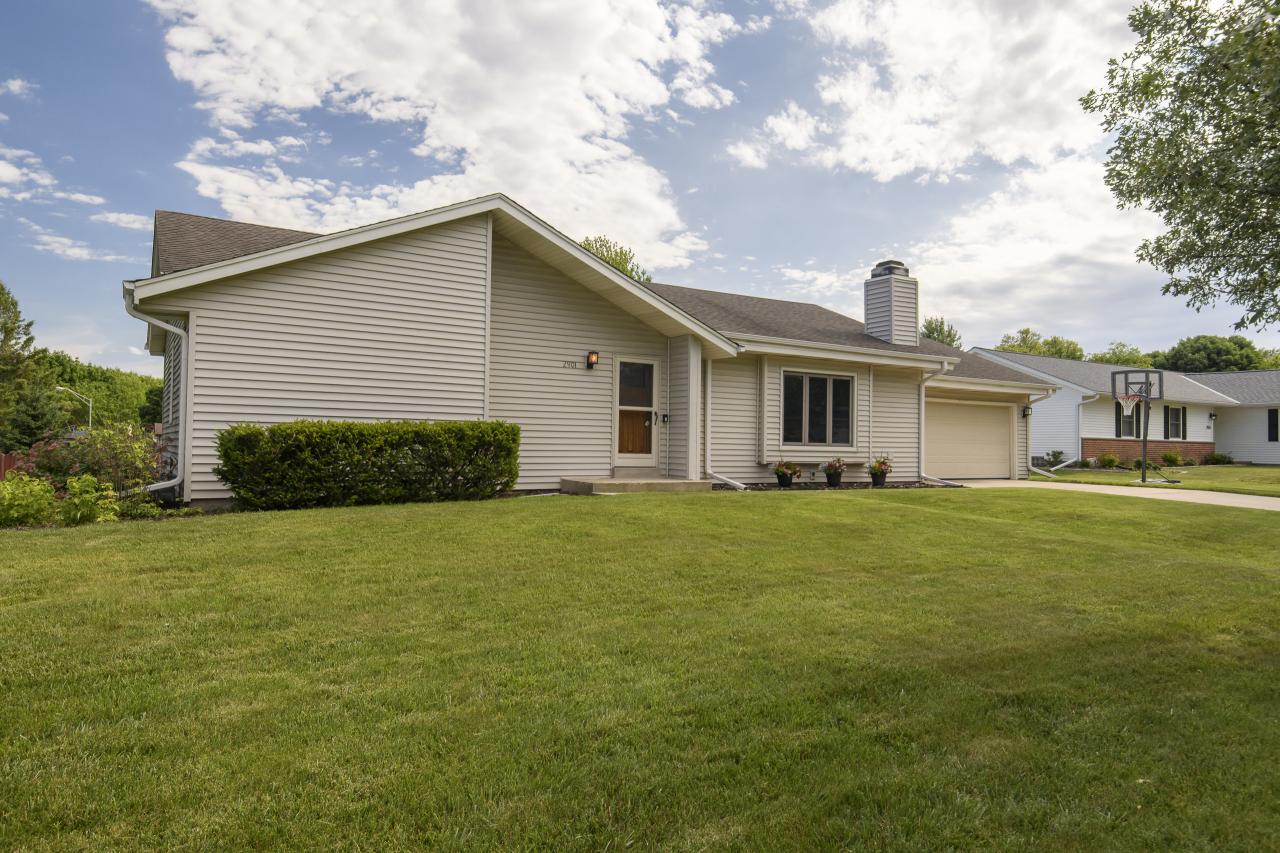 2901 W Hilltop Ln, Franklin, WI 53132