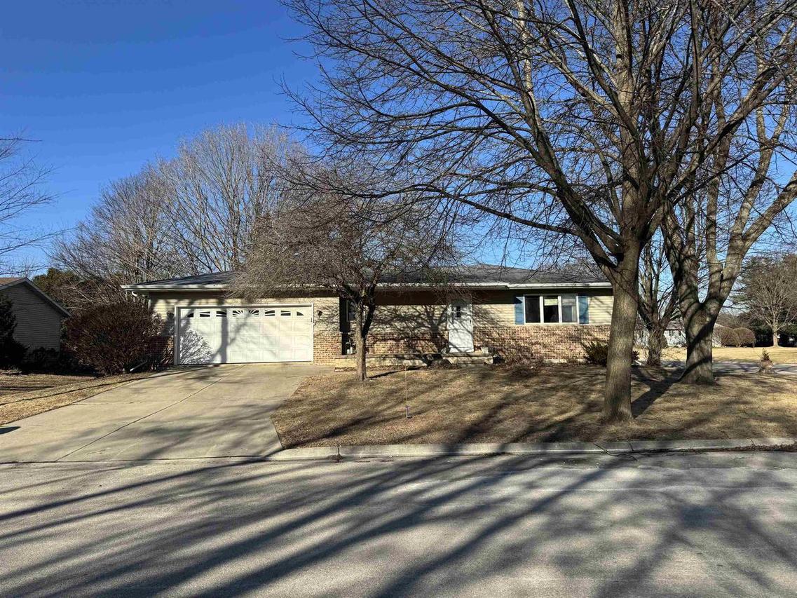 866 Oakwood Ln, Watertown, WI 53094