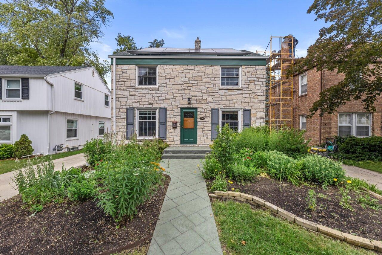 5561 N Kent Ave, Whitefish Bay, WI 53217