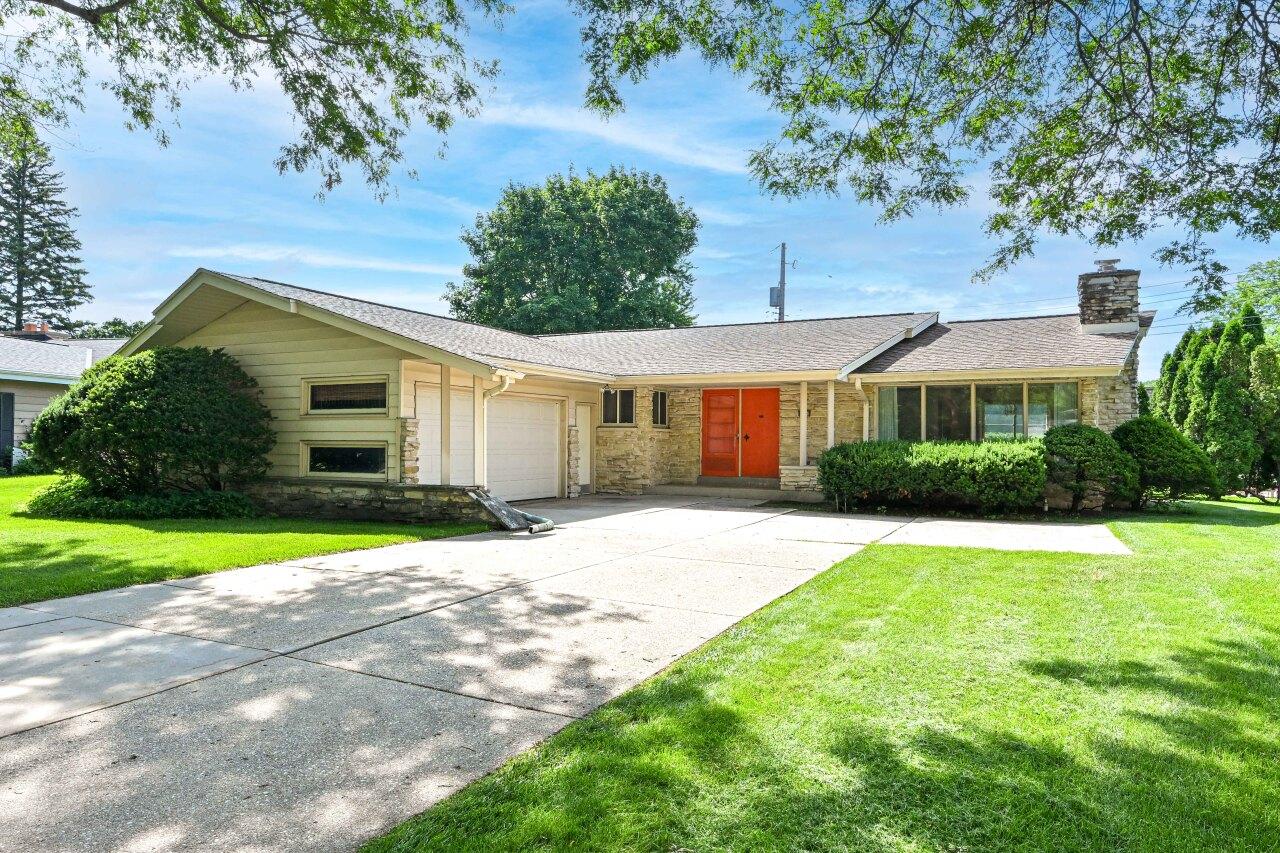 548 E Fox Dale, Fox Point, WI 53217