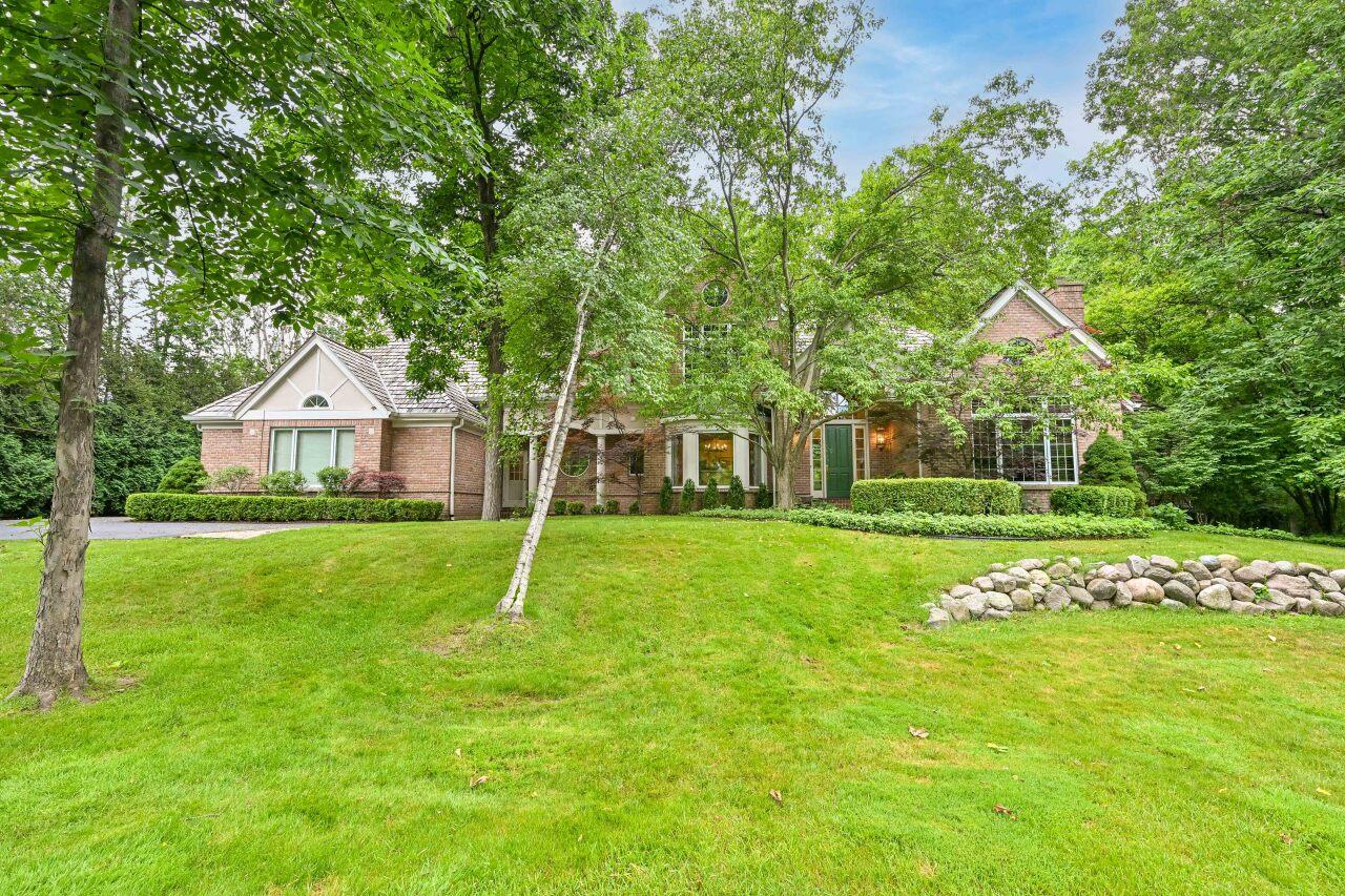 10829 N Beechwood Dr, Mequon, WI 53092