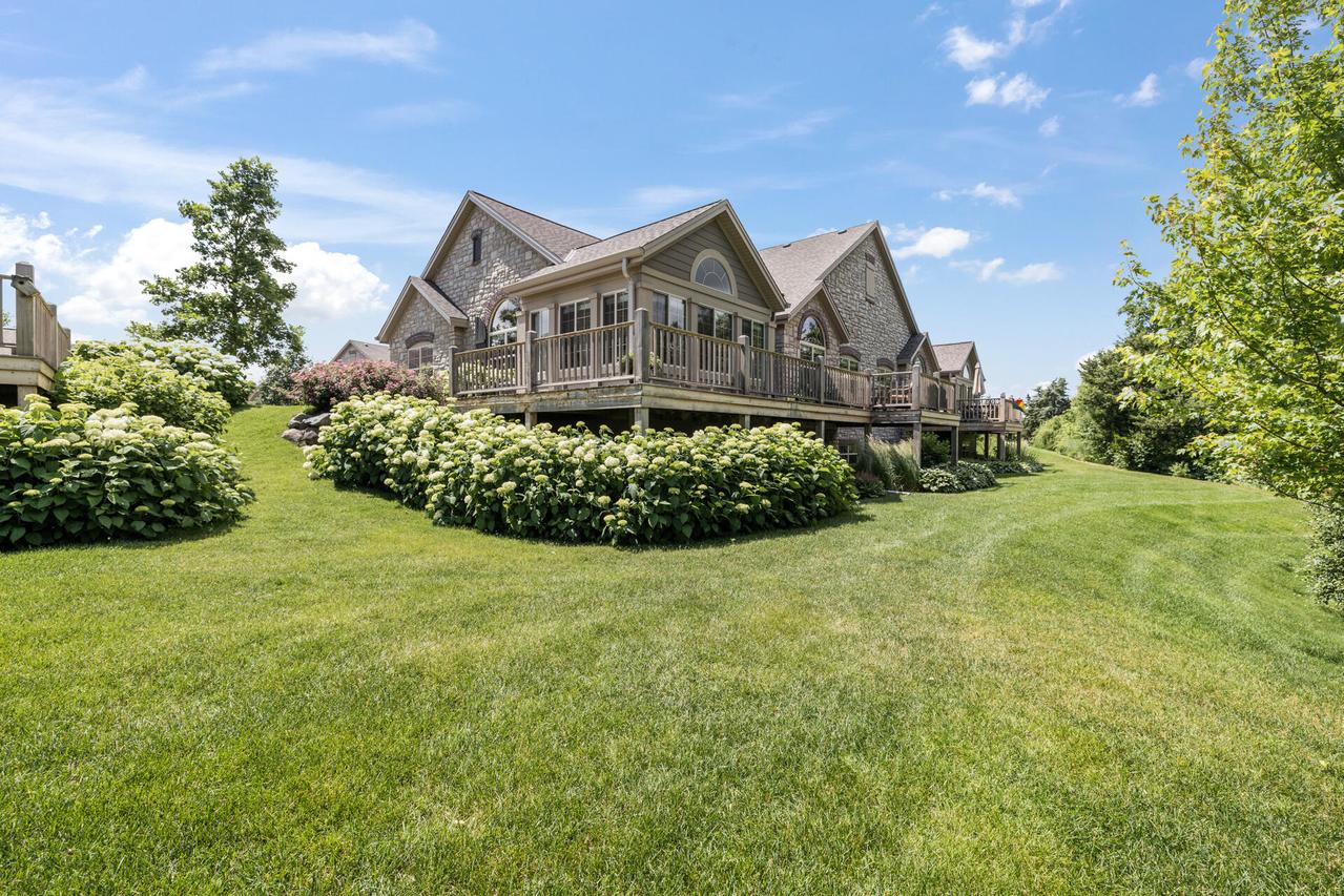 1040 Ann Marie Way, Oconomowoc, WI 53066