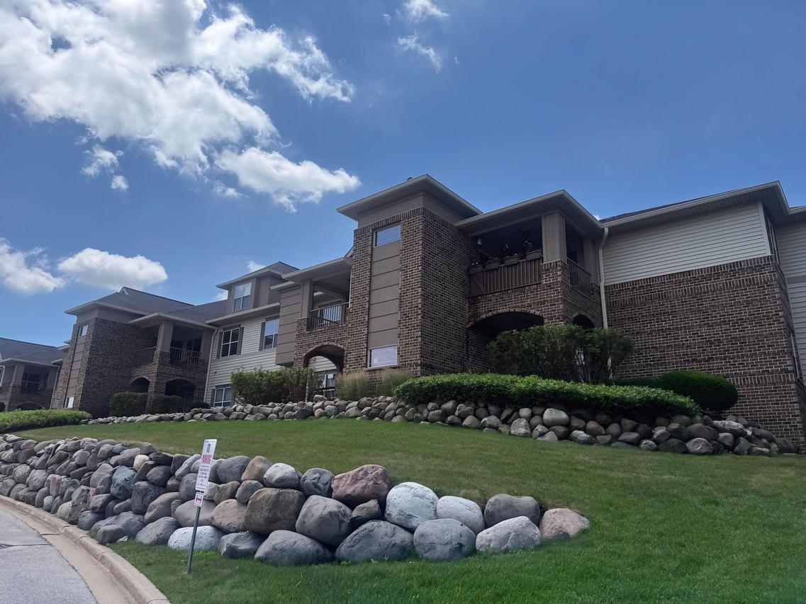 3053 W Drexel Ave #103, Franklin, WI 53132