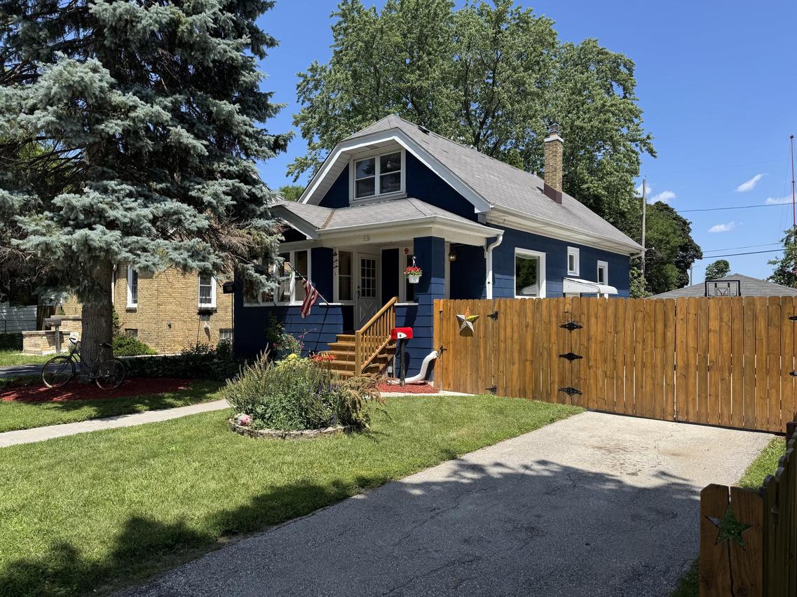 916 S 85th St, West Allis, WI 53214