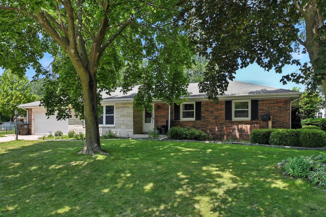 410 Hialeah Dr, Caledonia, WI 53402