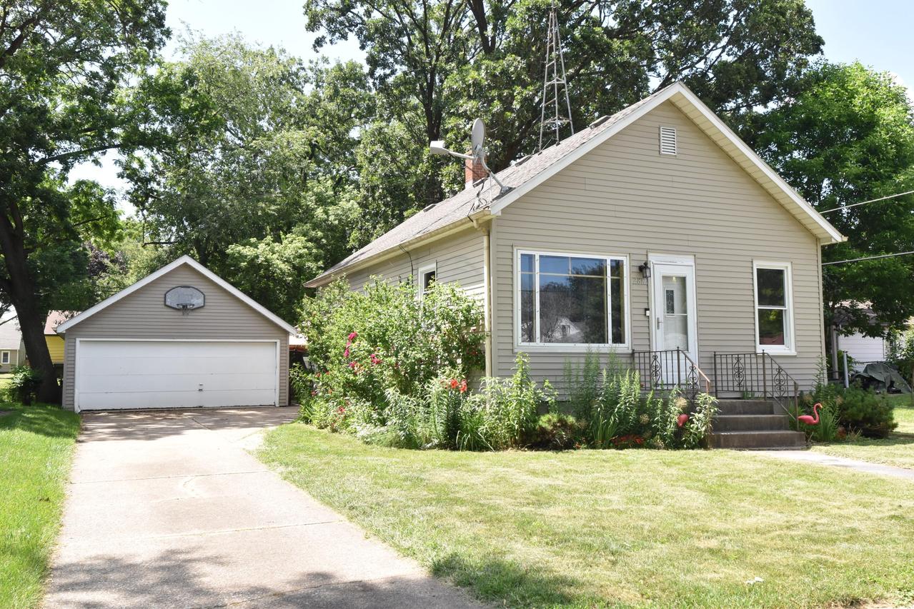 2812 Cleveland Ave, Racine, WI 53405