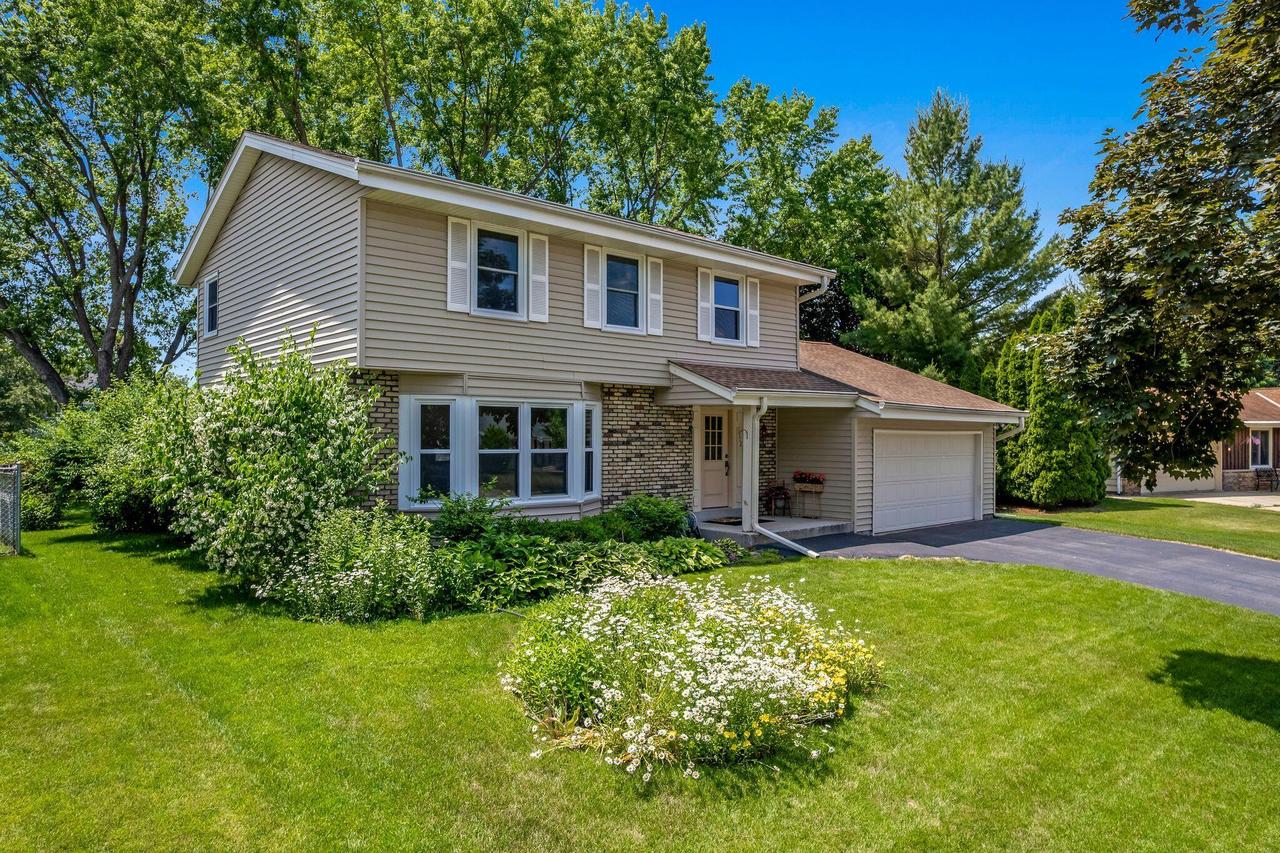 1512 David Ln, Waukesha, WI 53189