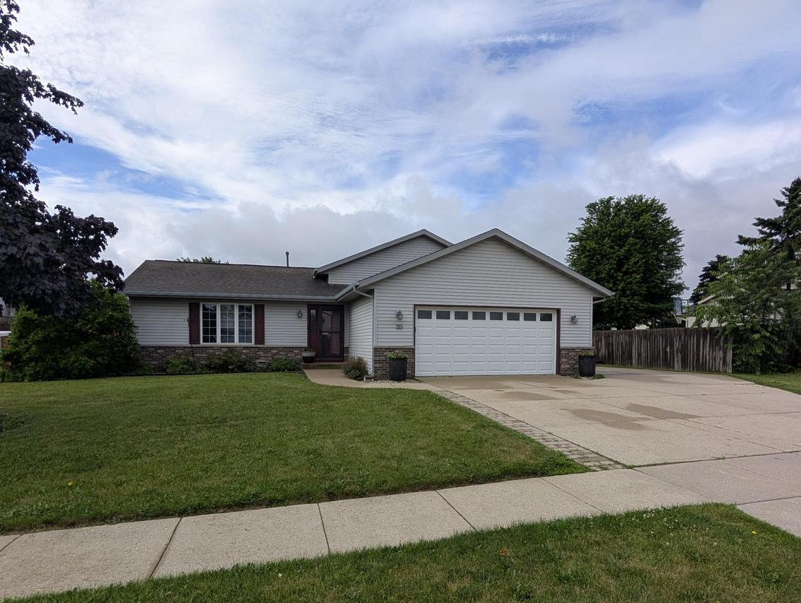333 S Creek Dr, Elkhorn, WI 53121