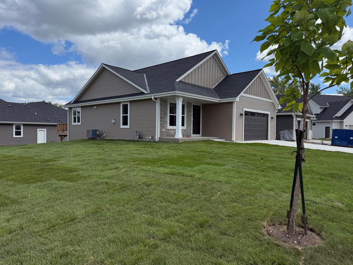 1136 Oxbow Ct, Pewaukee, WI 53072