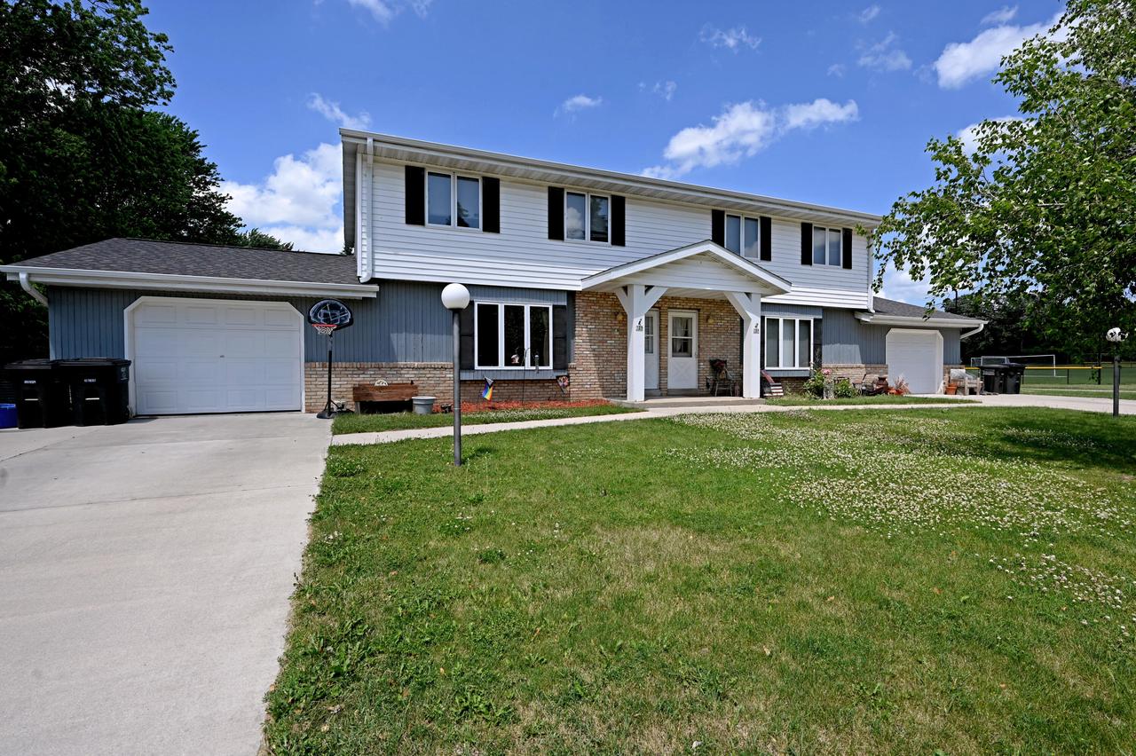 318 Frederick Ct #320, Oconomowoc, WI 53066