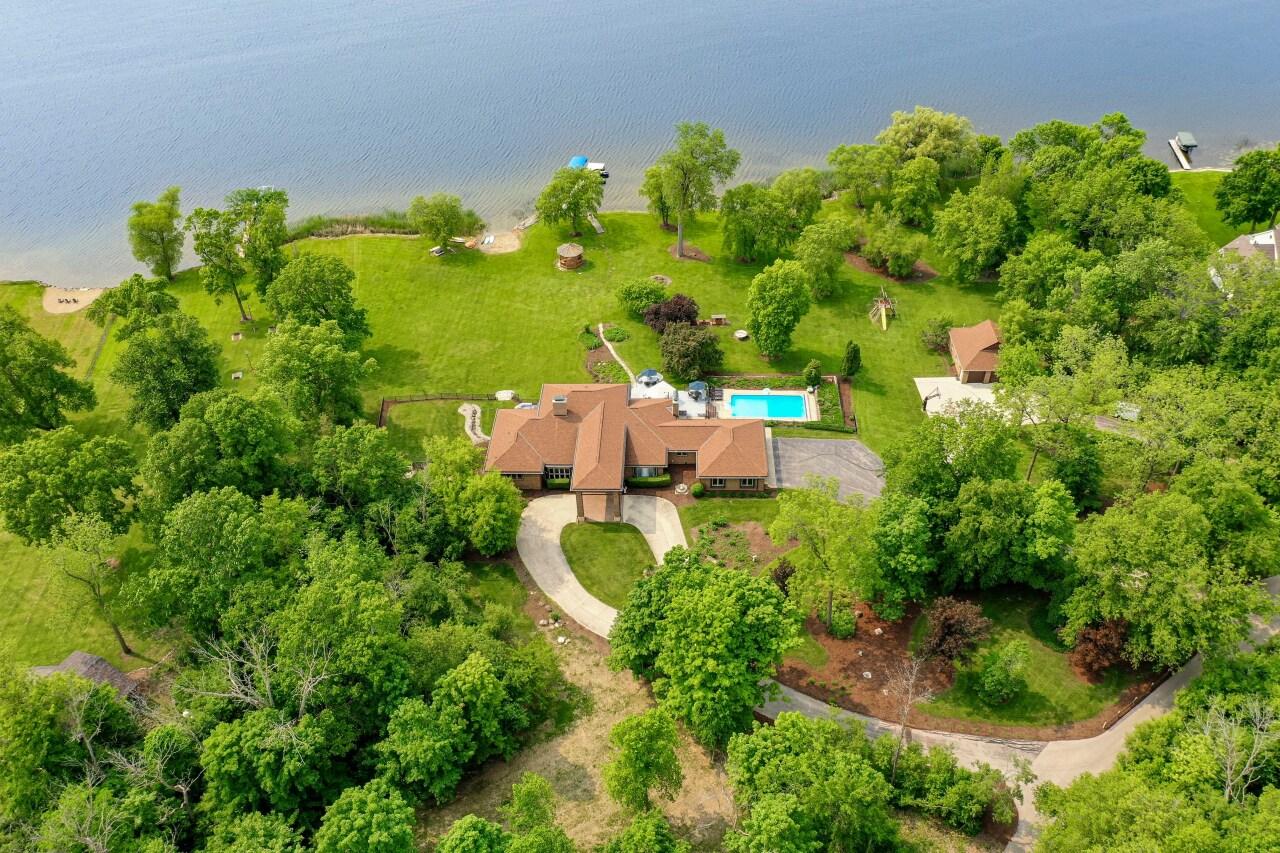 S82W15980 Bass Bay Ln, Muskego, WI 53150