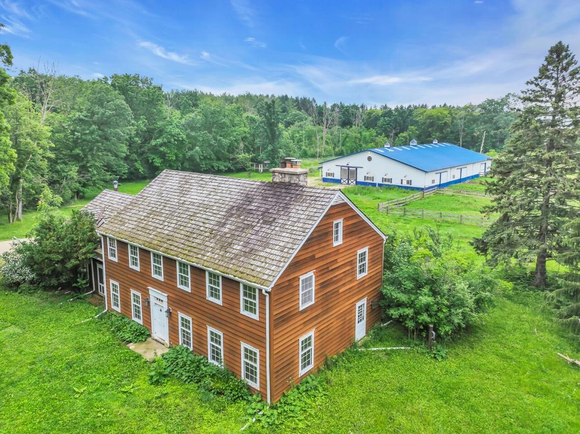 9111 W Hawthorne Rd, Mequon, WI 53097