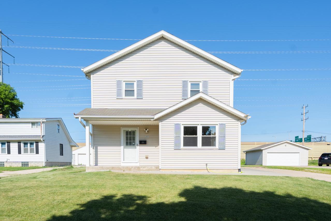 1021 S 98th St, West Allis, WI 53214