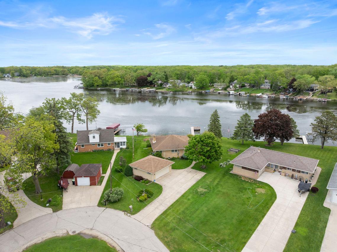 5743 Island View, Waterford, WI 53185