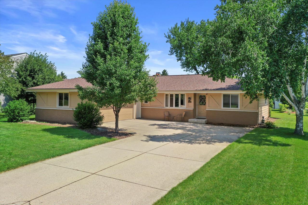 4440 S Rachel Ln, New Berlin, WI 53151