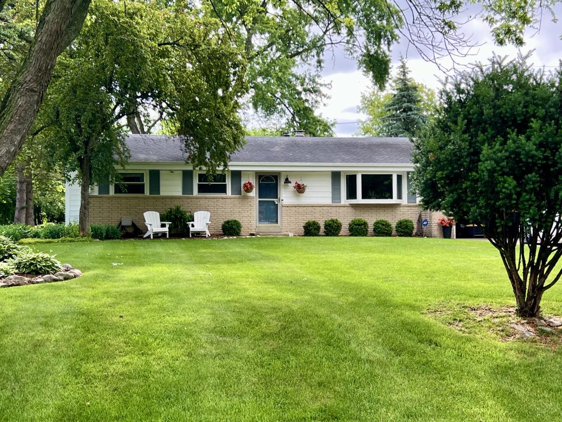6876 S 109th St, Franklin, WI 53132