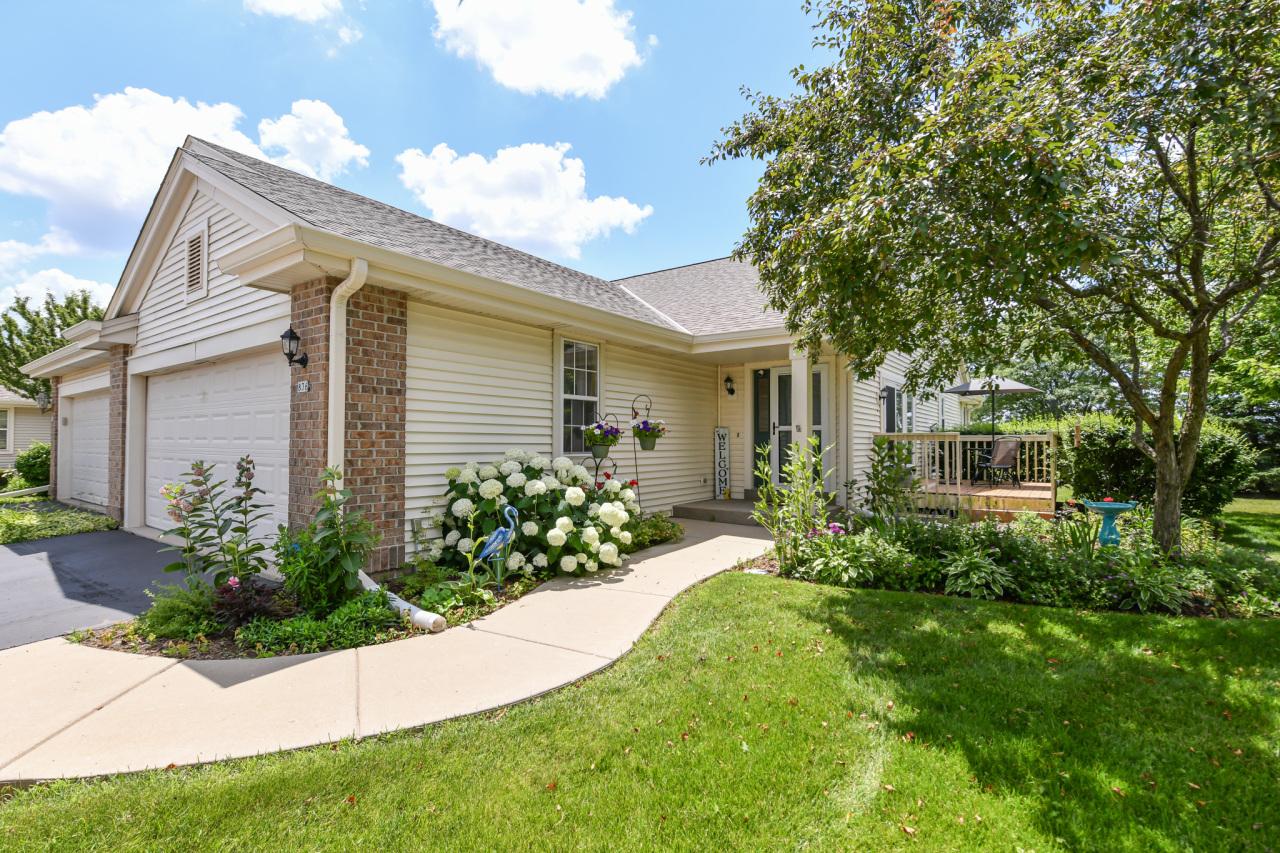836 Sweetbriar Dr, Elkhorn, WI 53121