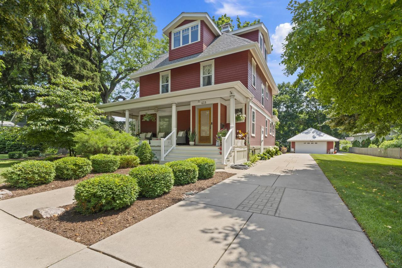 613 W Labelle Ave, Oconomowoc, WI 53066