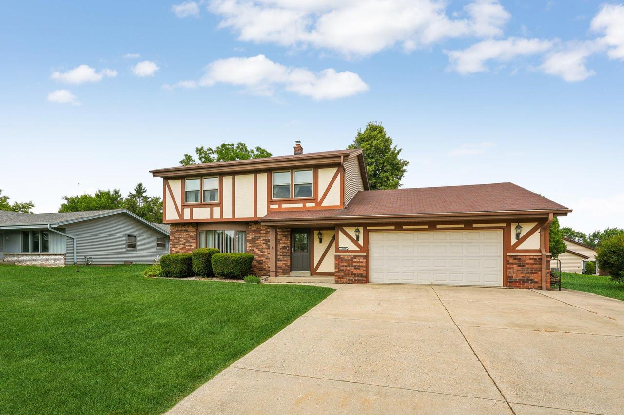 15170 W Kingsway Dr, New Berlin, WI 53151