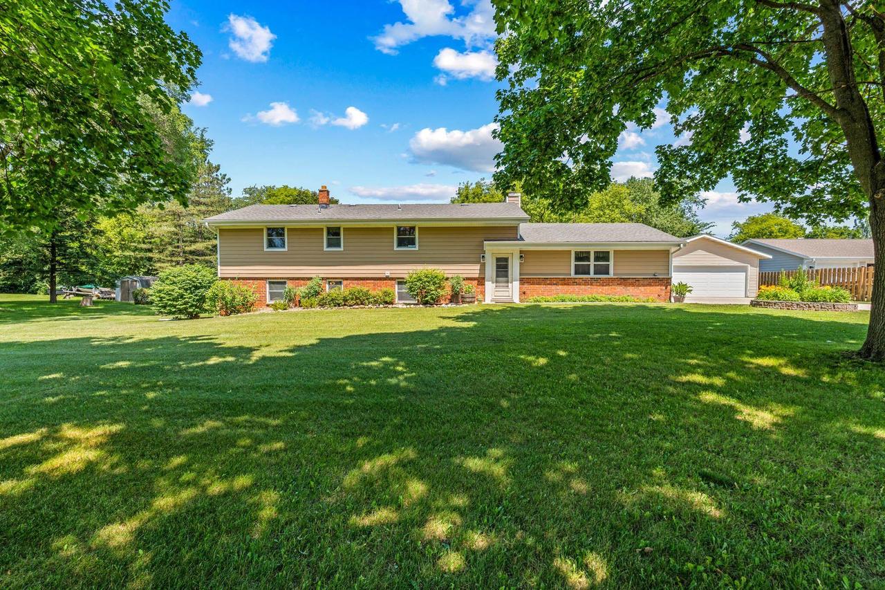 N1955 Parkview Cir, Palmyra, WI 53156