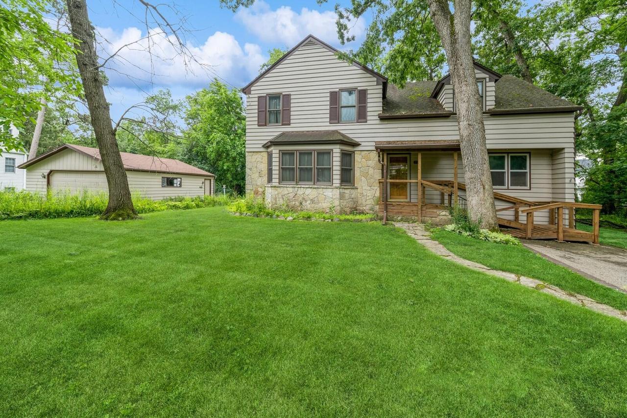 225 Waubun Dr, Fontana, WI 53125